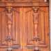 Foto 6. La particolarit  del portone con cornice ad arco ribassato  rappresentata da una decorazione a intaglio che raffigura sulle ante due sfingi circondate da cornici (Foto di Antonio Caradonna)
